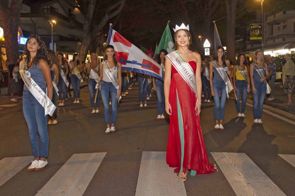 Miss Italia In 182 Sfilano Per Le Vie Di Jesolo Ve 