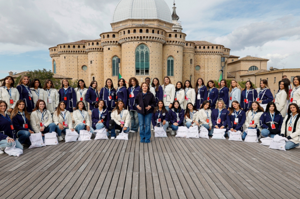 LE 40 MISS DELL'ACADEMY IN VISITA AL SANTUARIO DI LORETO